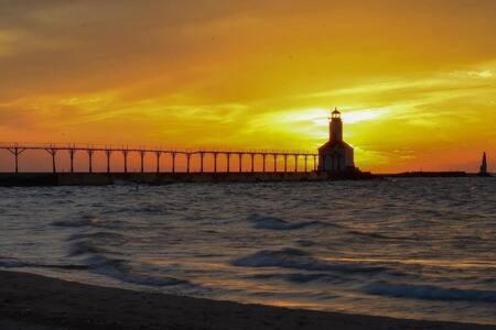 Downtown 5Bed Walking Distance To Beach Sleeps 16 Villa Michigan City Buitenkant foto